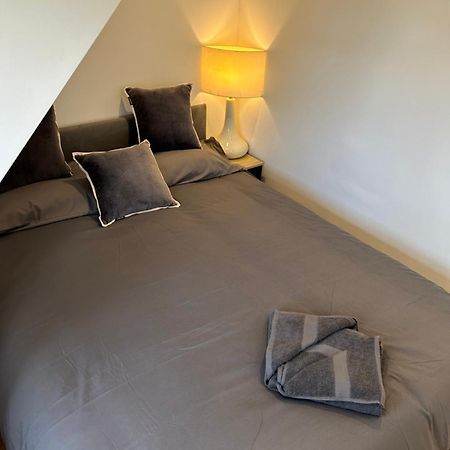Luxury Penthouse Appartment Cobham  Exterior photo