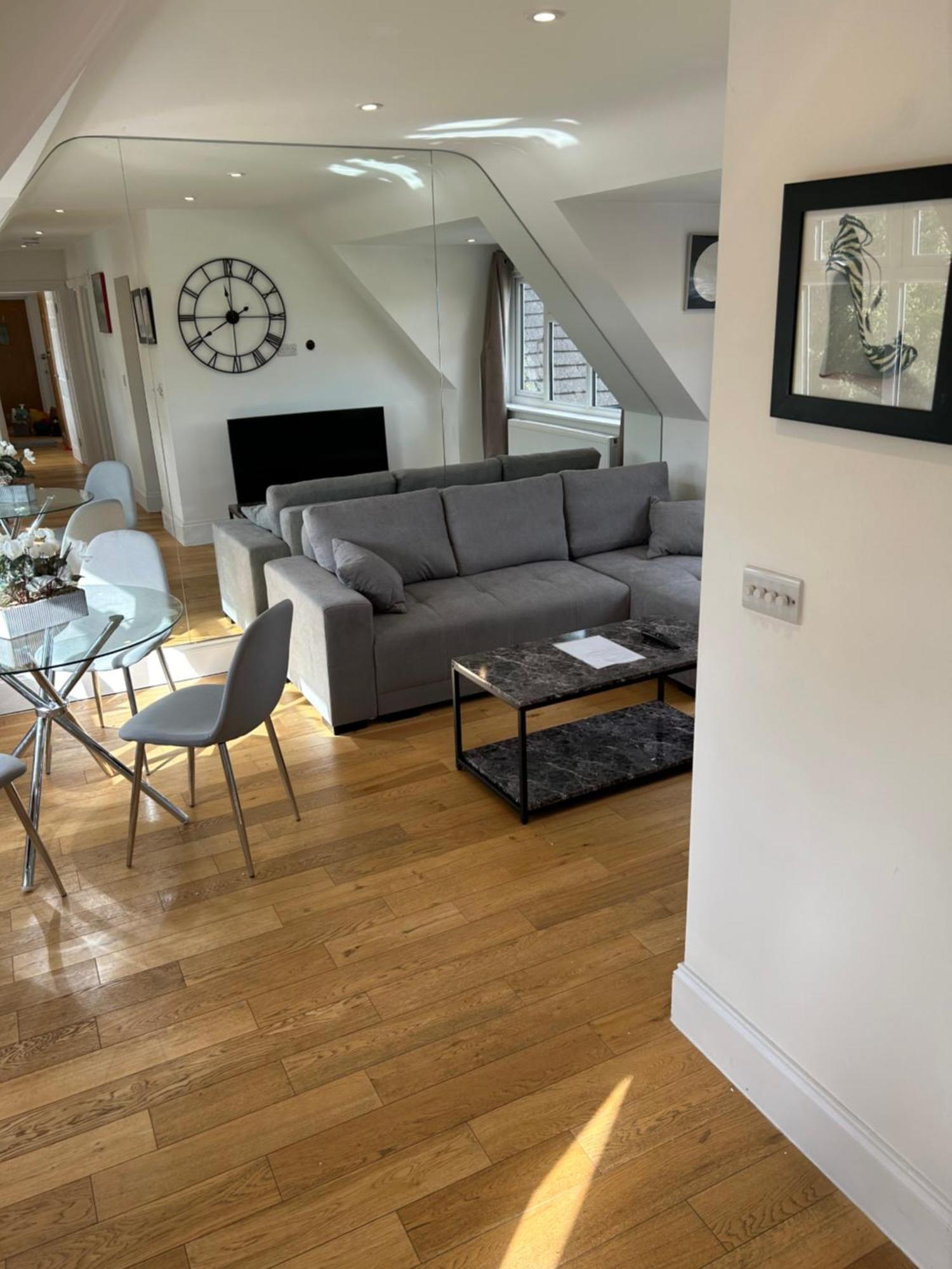 Luxury Penthouse Appartment Cobham  Exterior photo